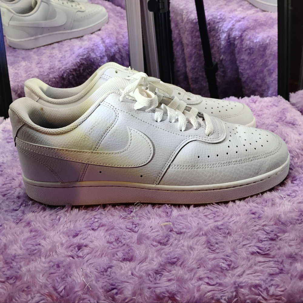 Men Nike shoes greyish white change color in light penit butter bottom size 11